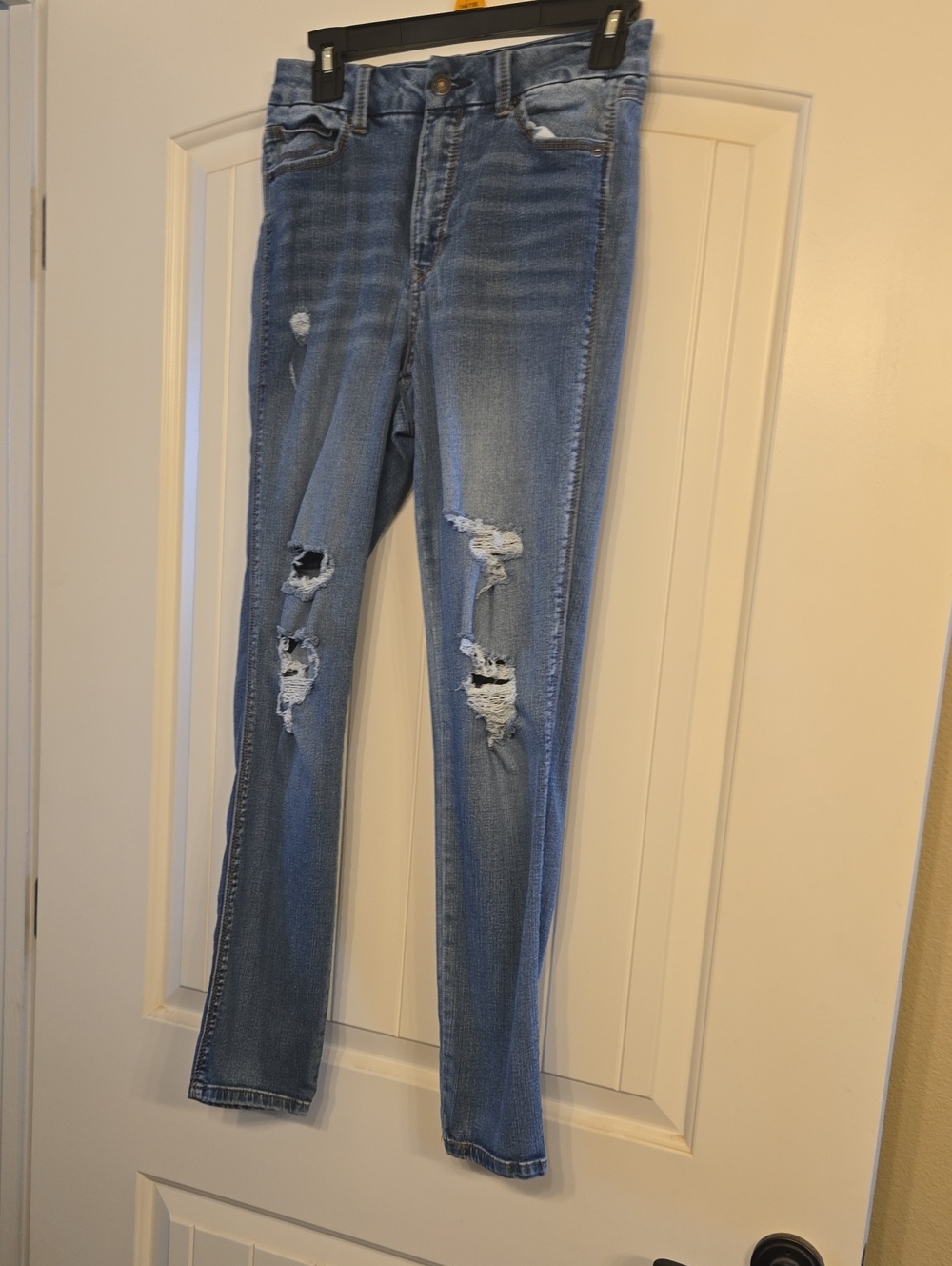 Arizona Jean Company Light Blue Distressed Skinny Jeans